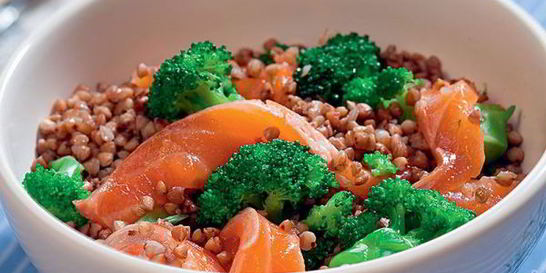 Гречневый салат со слабосоленой семгой и брокколи