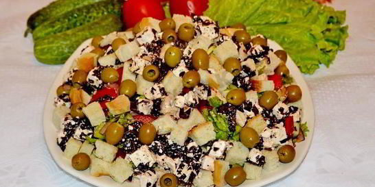 Классический Греческий салат с сухариками и курицей