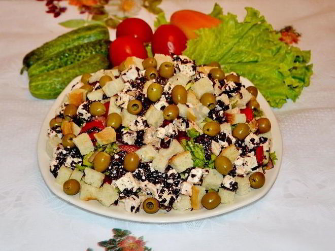 Рецепт классического греческого салата с сухариками и курицей