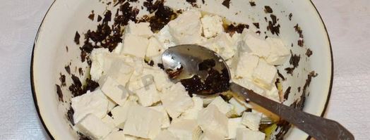 классический греческий салат с сухариками и курицей. Шаг 5