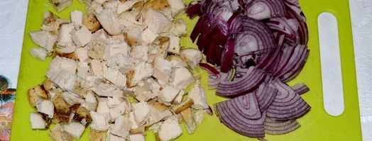 классический греческий салат с сухариками и курицей. Шаг 7