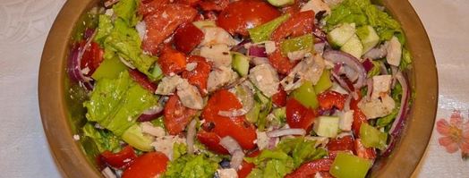 классический греческий салат с сухариками и курицей. Шаг 9