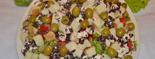 классический греческий салат с сухариками и курицей. Шаг 10