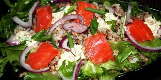 Салат с гречкой и копченой форелью