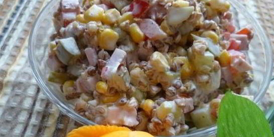 Салат с гречкой и ветчиной