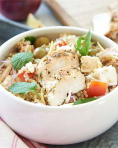Салат с киноа и курицей по-гречески
