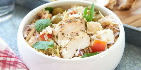 Салат с киноа и курицей по-гречески