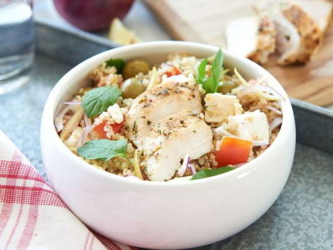 Рецепт салата с киноа и курицей по-гречески