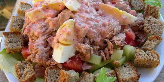 Салат с тунцом по-гречески