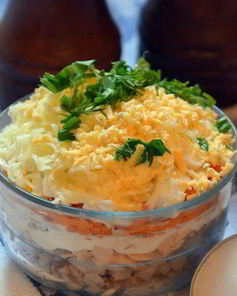 Слоеный салат с горбушей и гречкой