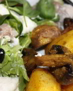 Картофель, запеченный с грибами и салат из слабосоленой сельди