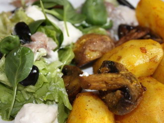 Рецепт картофеля, запеченного с грибами и салат из слабосоленой сельди