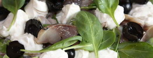 картофель, запеченный с грибами и салат из слабосоленой сельди. Шаг 3