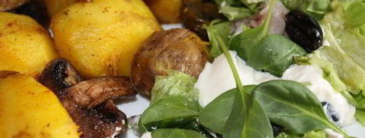 картофель, запеченный с грибами и салат из слабосоленой сельди. Шаг 4