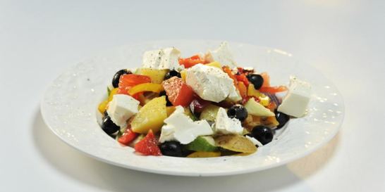 Картофельный салат с фетой и оливками