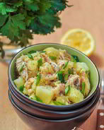 Картофельный салат с копченой скумбрией и яблоком