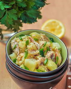 Картофельный салат с копченой скумбрией и яблоком