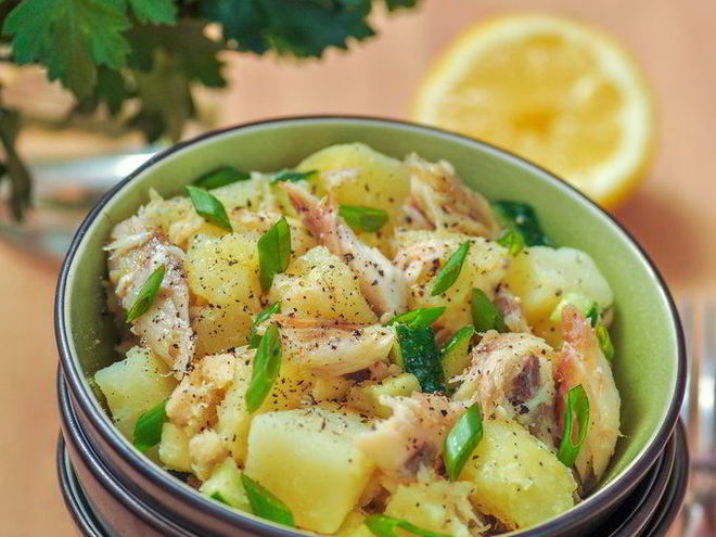 Рецепт картофельного салата с копченой скумбрией и яблоком