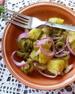 Картофельный салат с красным луком и оливками