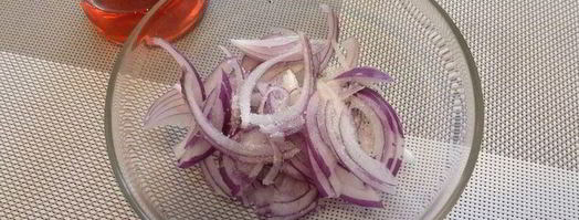 картофельный салат с красным луком и оливками. Шаг 3