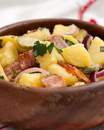 Картофельный салат с красным луком