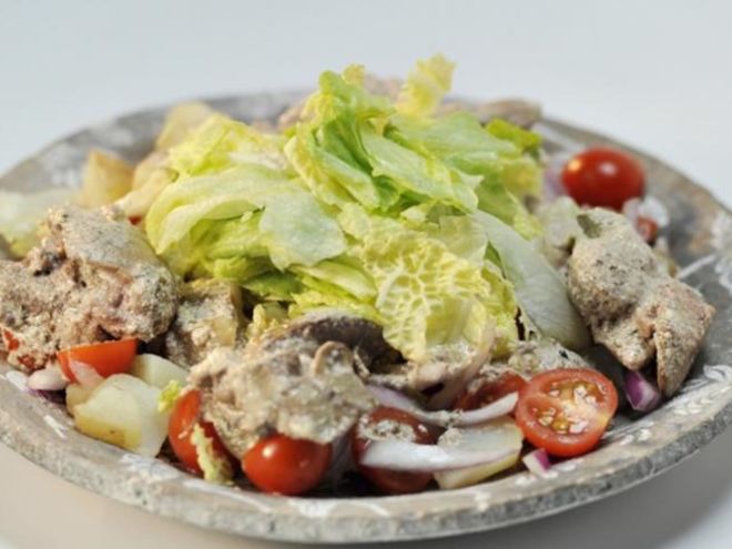 Рецепт картофельного салата с куриной печенкой и красным луком