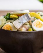 Картофельный салат с малосольными огурцами и сельдью