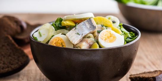 Картофельный салат с малосольными огурцами и сельдью