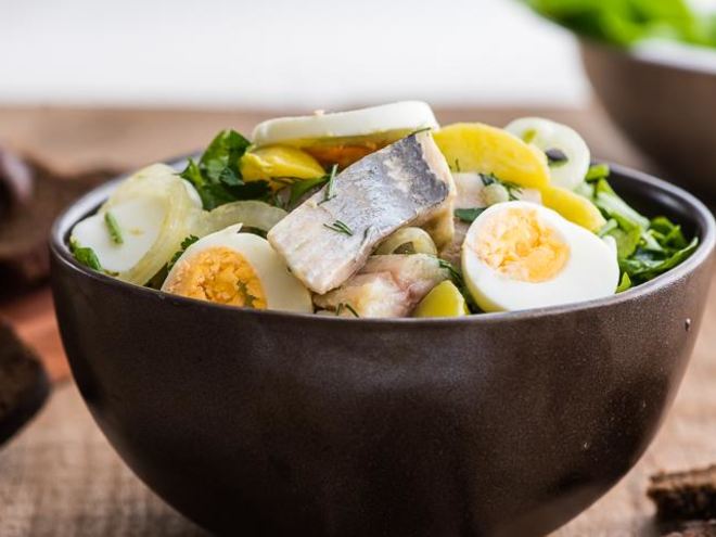 Рецепт картофельного салата с малосольными огурцами и сельдью