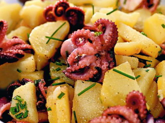 Рецепт картофельного салата с маринованными осьминогами