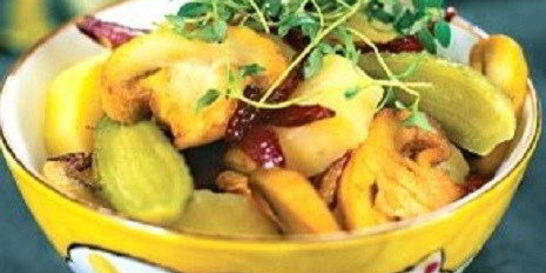 Картофельный салат с солеными огурцами и грибами