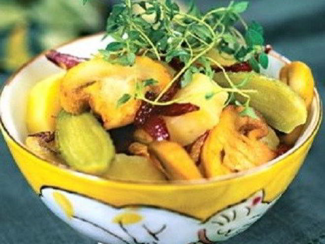 Рецепт картофельного салата с солеными огурцами и грибами
