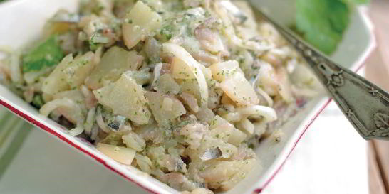 Картофельный салат с тюлькой и квашеной капустой