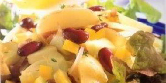 Картофельный салат с яблоками и фасолью