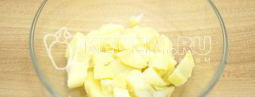 картофельный салат с зеленым горошком. Шаг 4