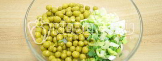 картофельный салат с зеленым горошком. Шаг 5