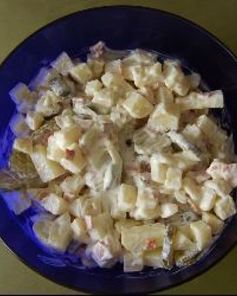 Картофельный салат с жареной колбасой