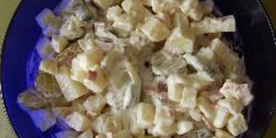 Картофельный салат с жареной колбасой