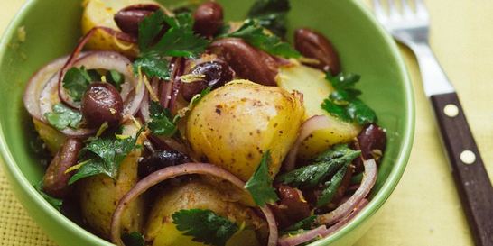 Салат из картофеля с маслинами