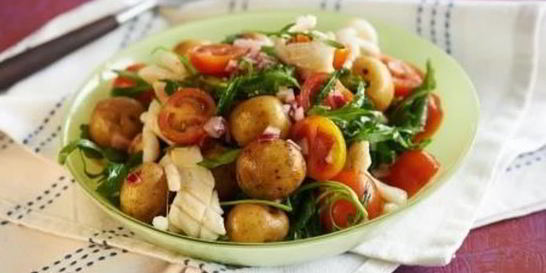 Салат из молодого картофеля и жареных кальмаров с помидорами черри