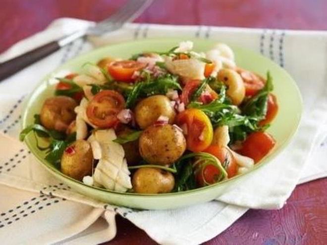 Рецепт салата из молодого картофеля и жареных кальмаров с помидорами черри