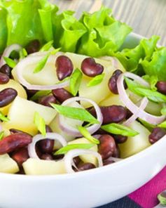 Салат с картофелем, фасолью и луком