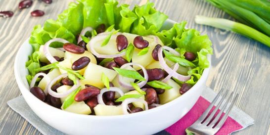 Салат с картофелем, фасолью и луком