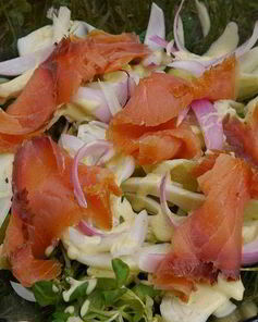 Салат с картофелем, фенхелем и копченой семгой