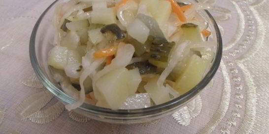 Салат с картофелем и соленьями