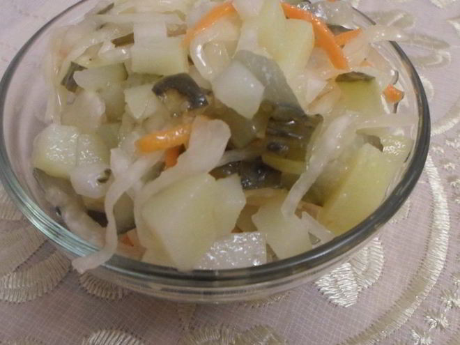 Рецепт салата с картофелем и соленьями