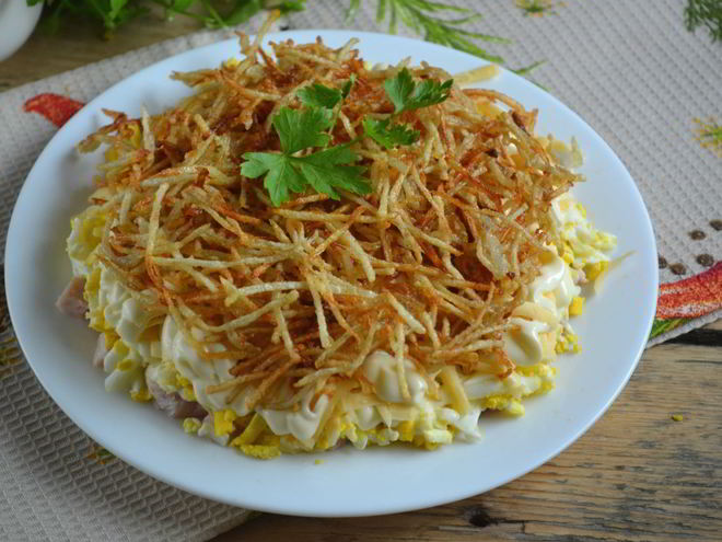 Рецепт салата с картофельной стружкой