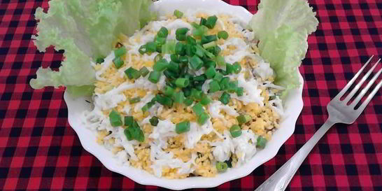 Салат с картошкой фри и курицей