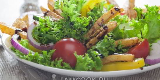 Салат с жареной картошкой соломкой