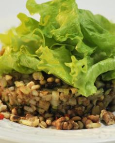 Теплый картофельный салат с орехами